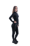 Модел с GymMeister Silhouette суичър и Pulse клин в черен оникс
