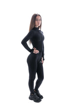 Модел с GymMeister Silhouette суичър и Pulse клин в черен оникс