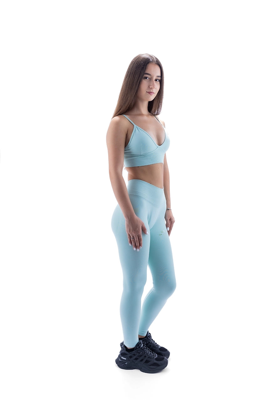 Модел с GymMeister Contour спортно бюстие и Pulse клин в ментов бриз