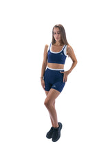 Модел с GymMeister Vela кроп топ и Vela спортни шорти в леден океан