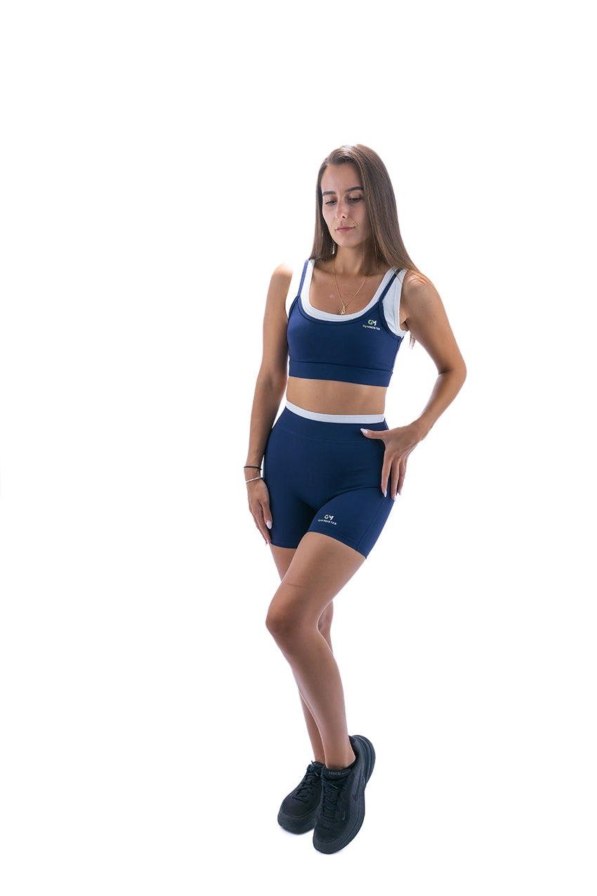 Модел с GymMeister Vela кроп топ и Vela спортни шорти в леден океан